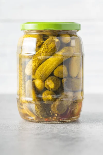 Kleine Augurken Gemarineerde Komkommers Pot Keukentafel — Stockfoto