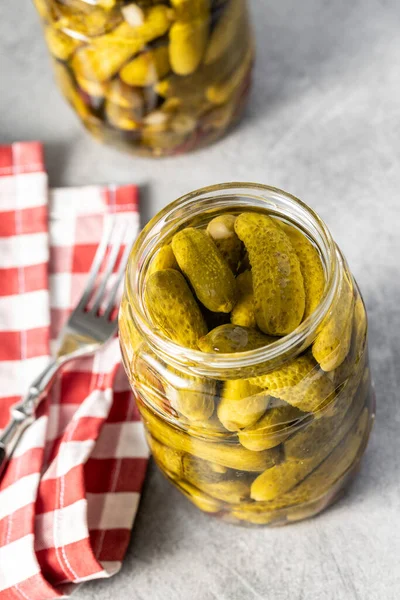 Piccoli Sottaceti Cetrioli Marinati Sottaceto Vaso Sul Tavolo Della Cucina — Foto Stock