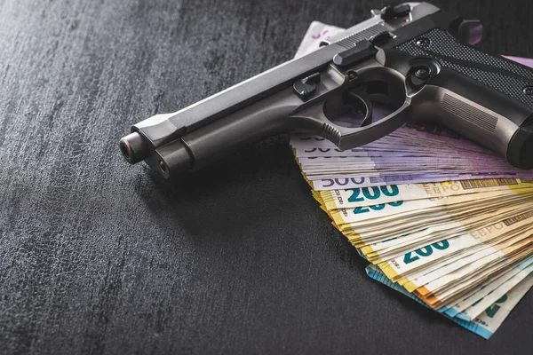Siyah Masanın Üzerinde Silahı Euro Banknotları — Stok fotoğraf