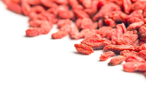 Goji の果実を乾燥させたάνδρας να επιβάλει γυναίκα στα χέρια στο Λιβάδι το καλοκαίρι — ストック写真