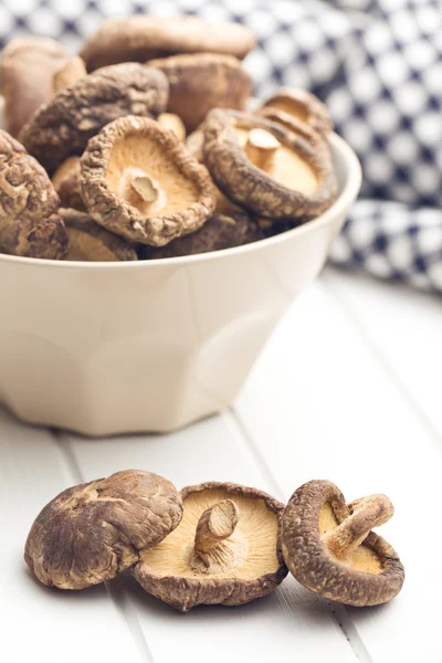 Cogumelos shiitake secos na mesa da cozinha — Fotografia de Stock