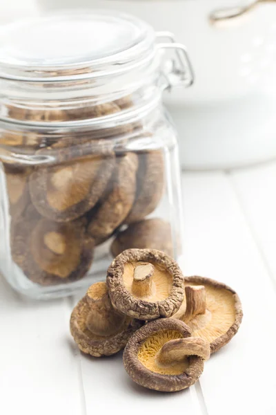 Setas shiitake secas en la mesa de la cocina — Foto de Stock