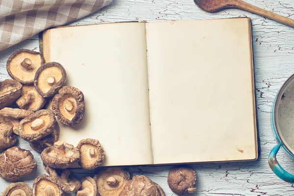 Leeres Kochbuch und Shiitake — Stockfoto