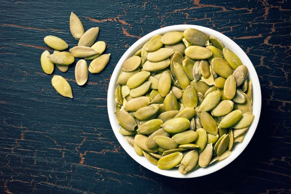 Pumkin seeds in bowl — Stock Photo, Image