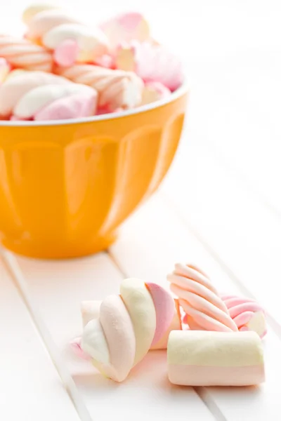 Marshmallow on kitchen table — Stock Photo, Image