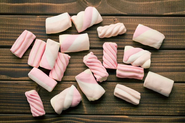 Söta marshmallow på träbord — Stockfoto