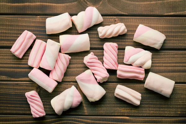 Marshmallow doce na mesa de madeira — Fotografia de Stock