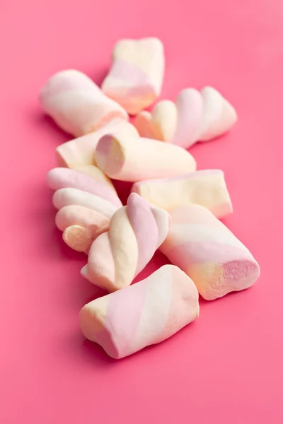 Zoete marshmallow op roze achtergrond — Stockfoto