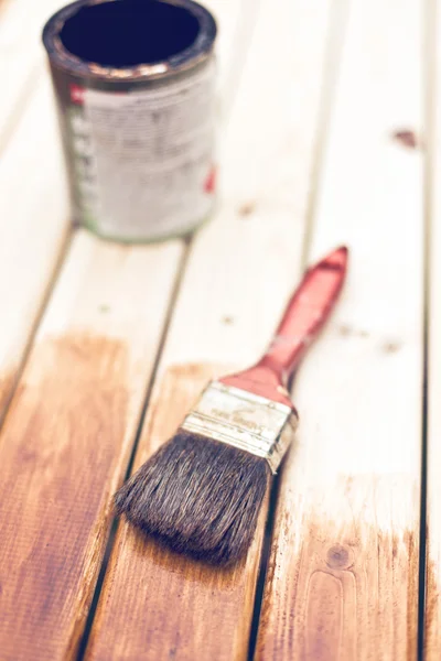 Schilderij van houten tafel met behulp van penseel — Stockfoto