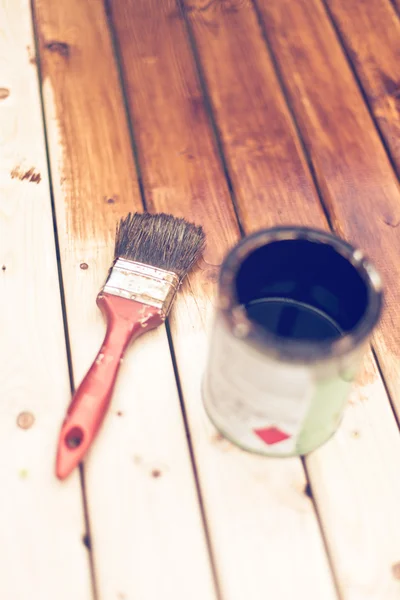 Malarstwo drewniany stół przy użyciu pędzla — Zdjęcie stockowe