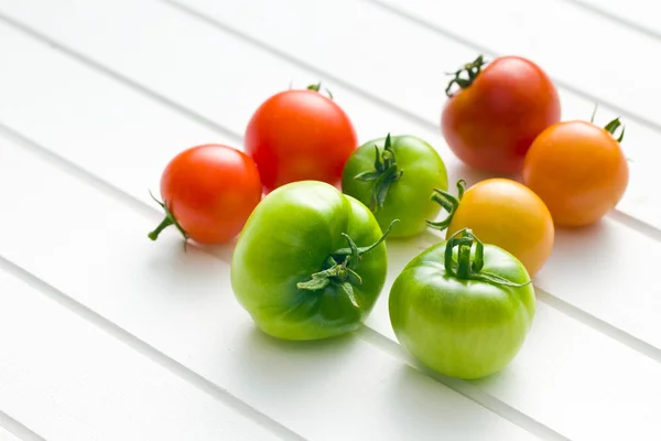 Rode en groene tomaten — Stockfoto