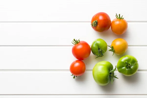Tomates rojos y verdes —  Fotos de Stock