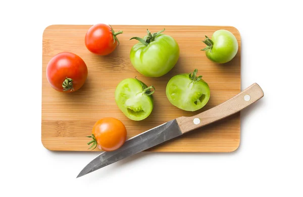 Tomates en tabla de cortar —  Fotos de Stock