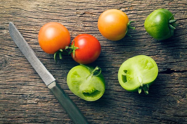 Gröna och röda tomater — Stockfoto