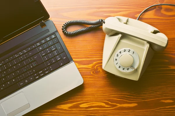 Retro telefon és modern laptop — Stock Fotó