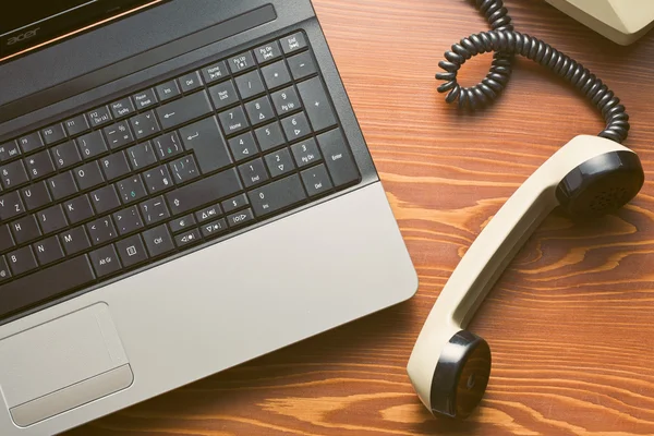 Retro telefoon en moderne laptop — Stockfoto