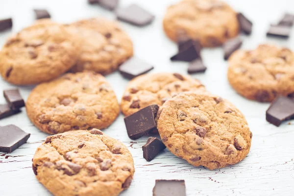 Biscoitos de chocolate na velha mesa de madeira — Fotografia de Stock