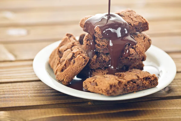 Hälla choklad på brownies — Stockfoto