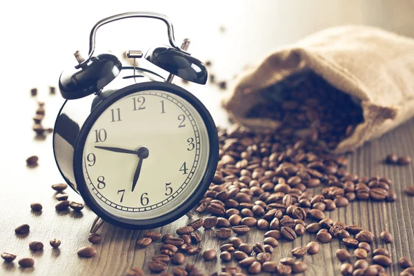 Reloj despertador vintage y granos de café — Foto de Stock