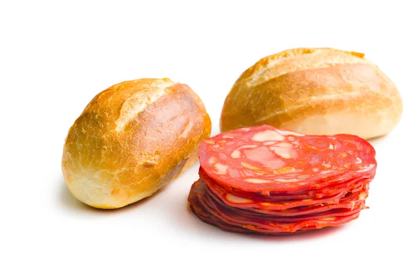 Salami de chorizo tranché et petits pains — Photo