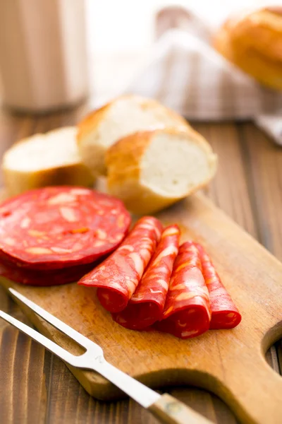 Sliced chorizo salami on cutting board — Stock Photo, Image