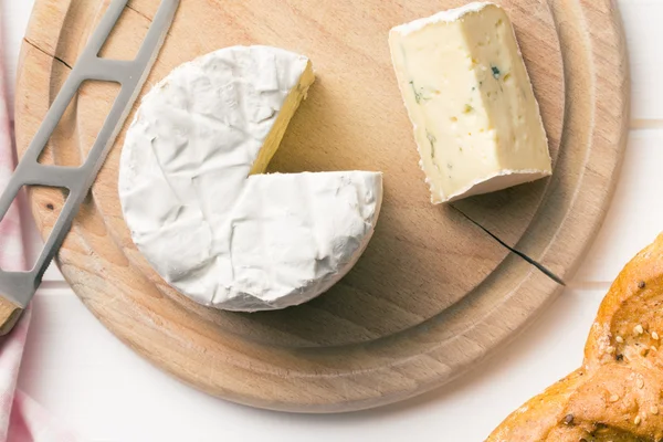 Blue cheese on cutting board — Stock Photo, Image