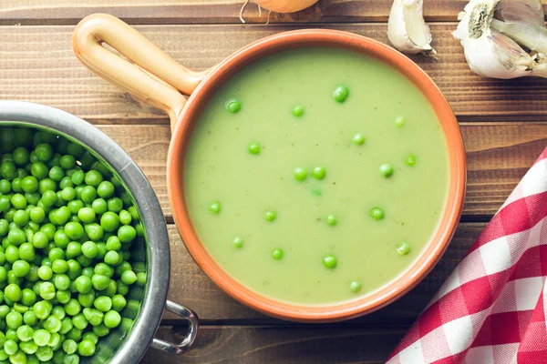 Sopa de guisantes en tazón de cerámica — Foto de Stock