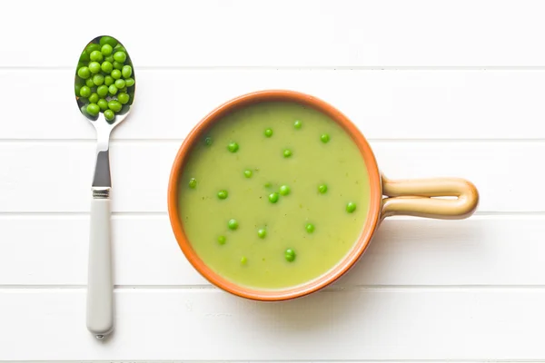 Sopa de guisantes y guisantes en cuchara —  Fotos de Stock