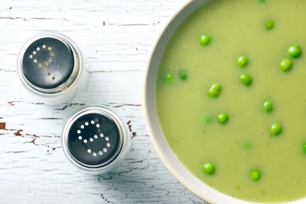 Sopa de guisantes y salero —  Fotos de Stock