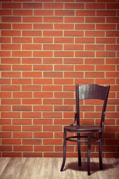 Daha önce tuğla duvar ahşap sandalye — Stok fotoğraf