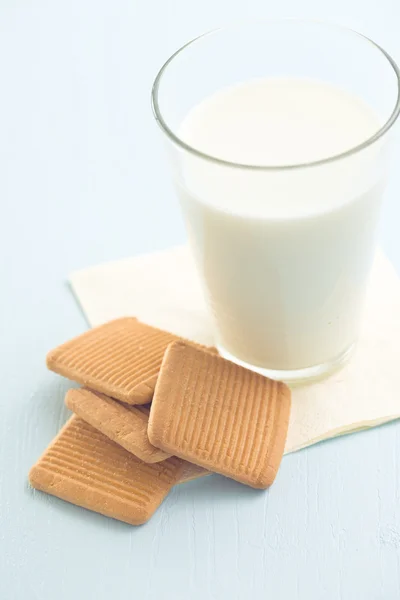 Cookies and milk in glass — Stock Photo, Image