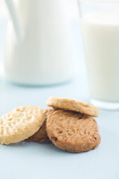 Süße Kekse und Milch — Stockfoto