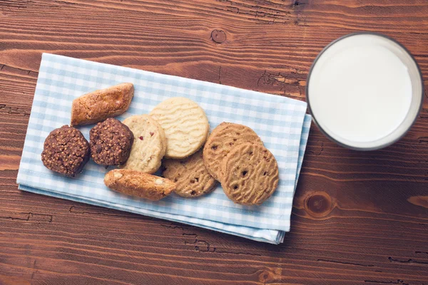 Süße Kekse und Milch — Stockfoto