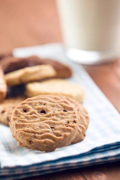 Süße Kekse und Milch — Stockfoto