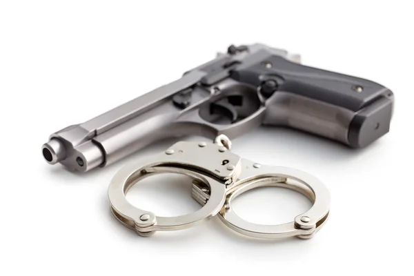 Пістолет і наручники — стокове фото