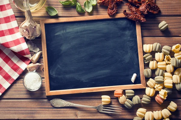 Chalkboard e ingredientes alimentares italianos — Fotografia de Stock