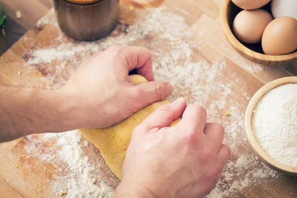 Hands on the dough — Stock Photo, Image