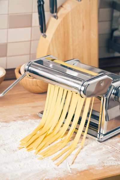 Pasta fresca y máquina de pasta — Foto de Stock