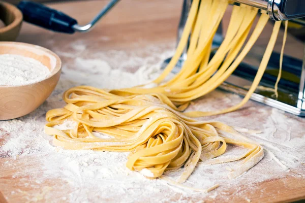 Frische Pasta und Nudelmaschine — Stockfoto