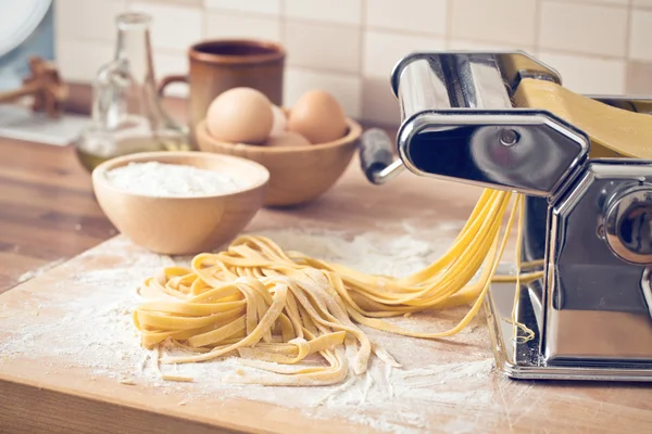 Frische Pasta und Nudelmaschine — Stockfoto