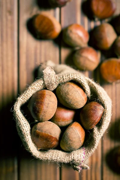 Castañas en bolsa de yute — Foto de Stock