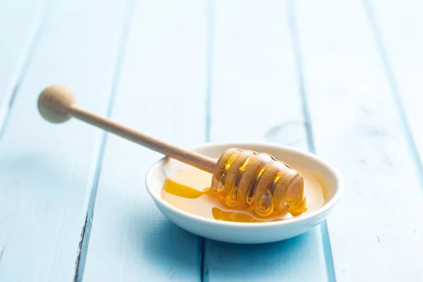 Tarro de miel en tazón — Foto de Stock
