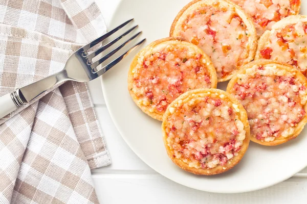 Mini pizza op plaat — Stockfoto