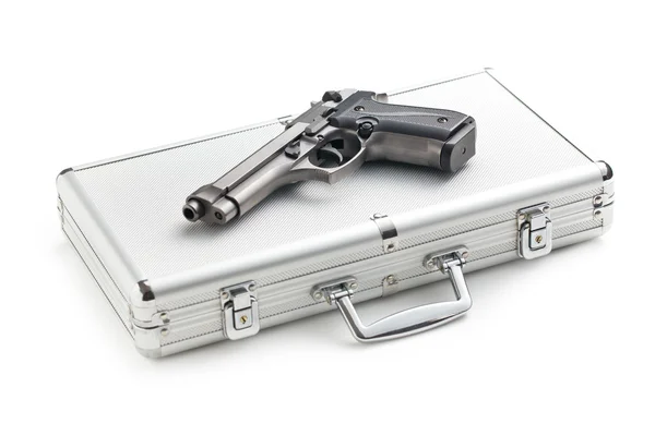 Handfeuerwaffe auf Aluminiumkoffer — Stockfoto