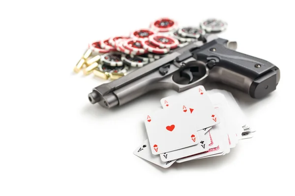 Handfeuerwaffe und Pokerkarten — Stockfoto