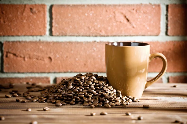 Kaffebönor på bord — Stockfoto