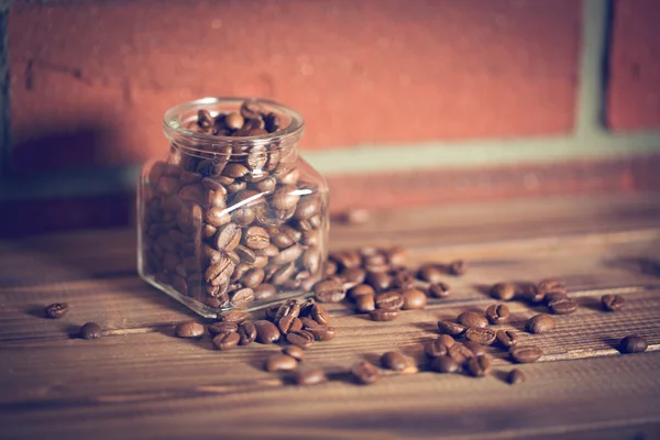 Chicchi di caffè in vaso di vetro — Foto Stock