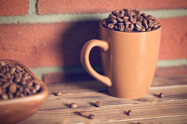 Kaffebönor i mugg — Stockfoto