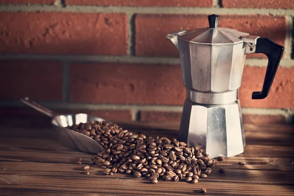 Koffiebonen op houten tafel — Stockfoto