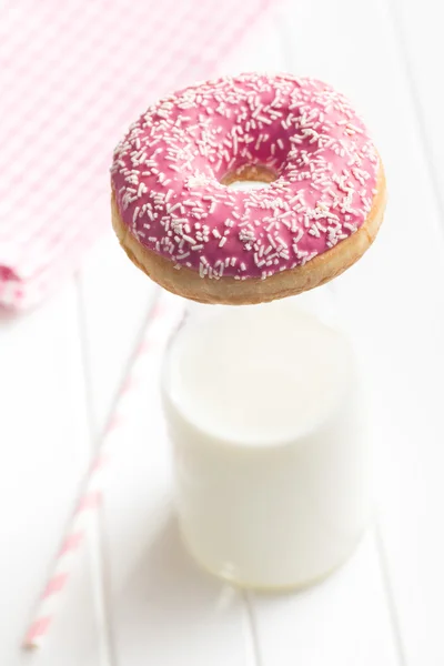 Розовый пончик и молоко — стоковое фото